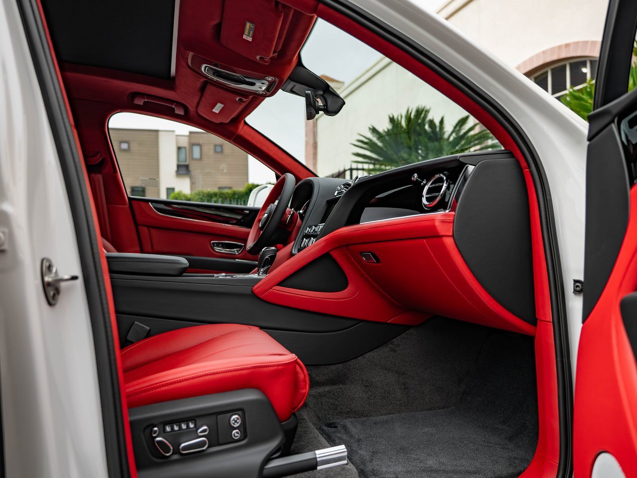 Used 2025 Bentley Bentayga V8 image 26