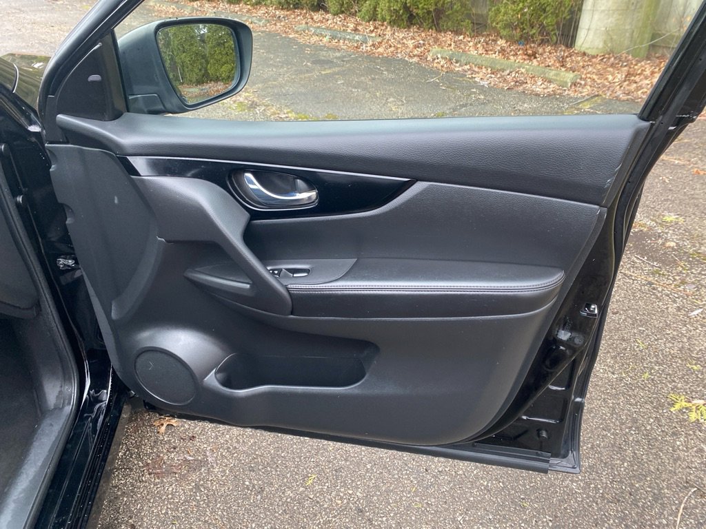 Used 2018 Nissan Rogue Sport SV w/ SV All-Weather Package AWD/4WD image 25