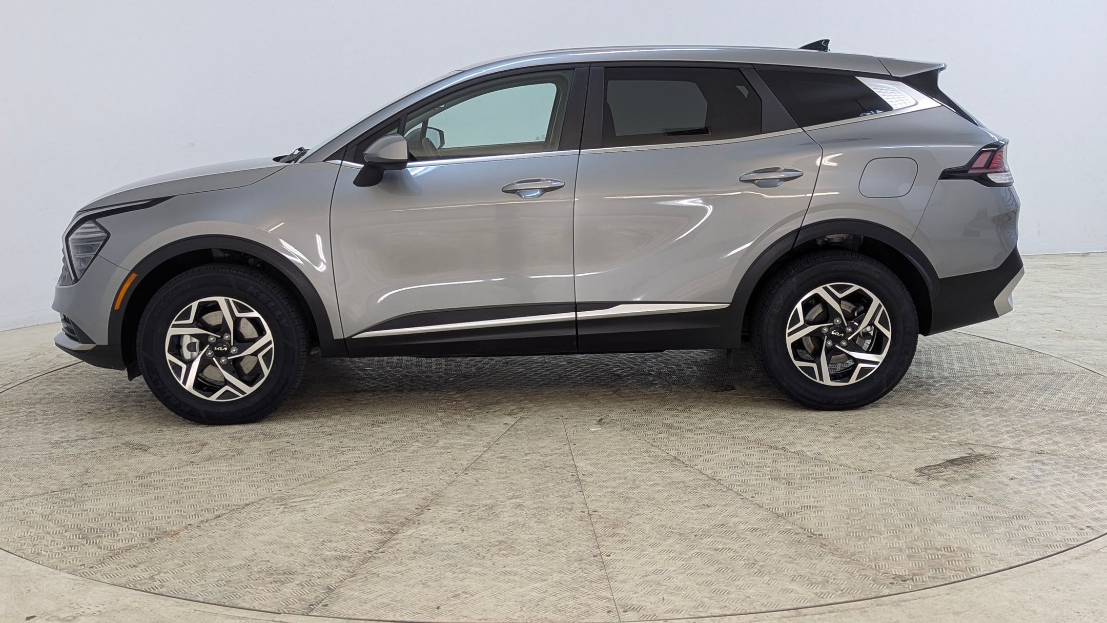 Used 2024 Kia Sportage LX image 2
