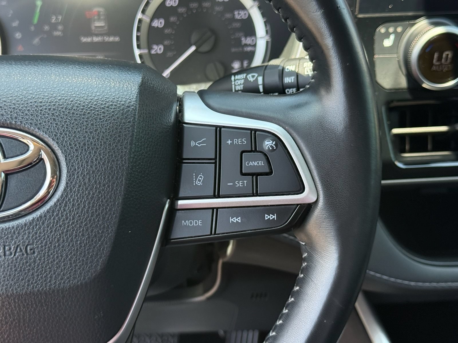 Used 2023 Toyota Highlander XLE FWD image 18