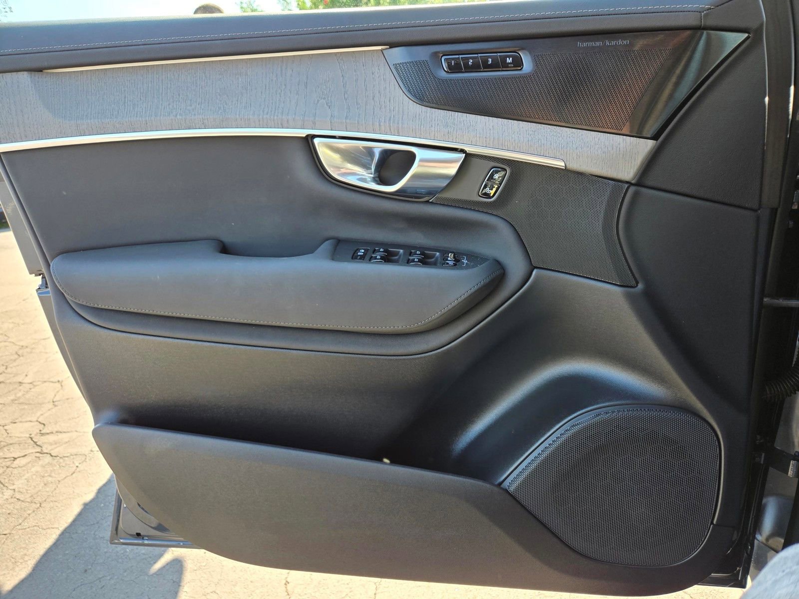 Certified 2025 Volvo XC90 T8 Ultra w/ Protection Package Premier image 21