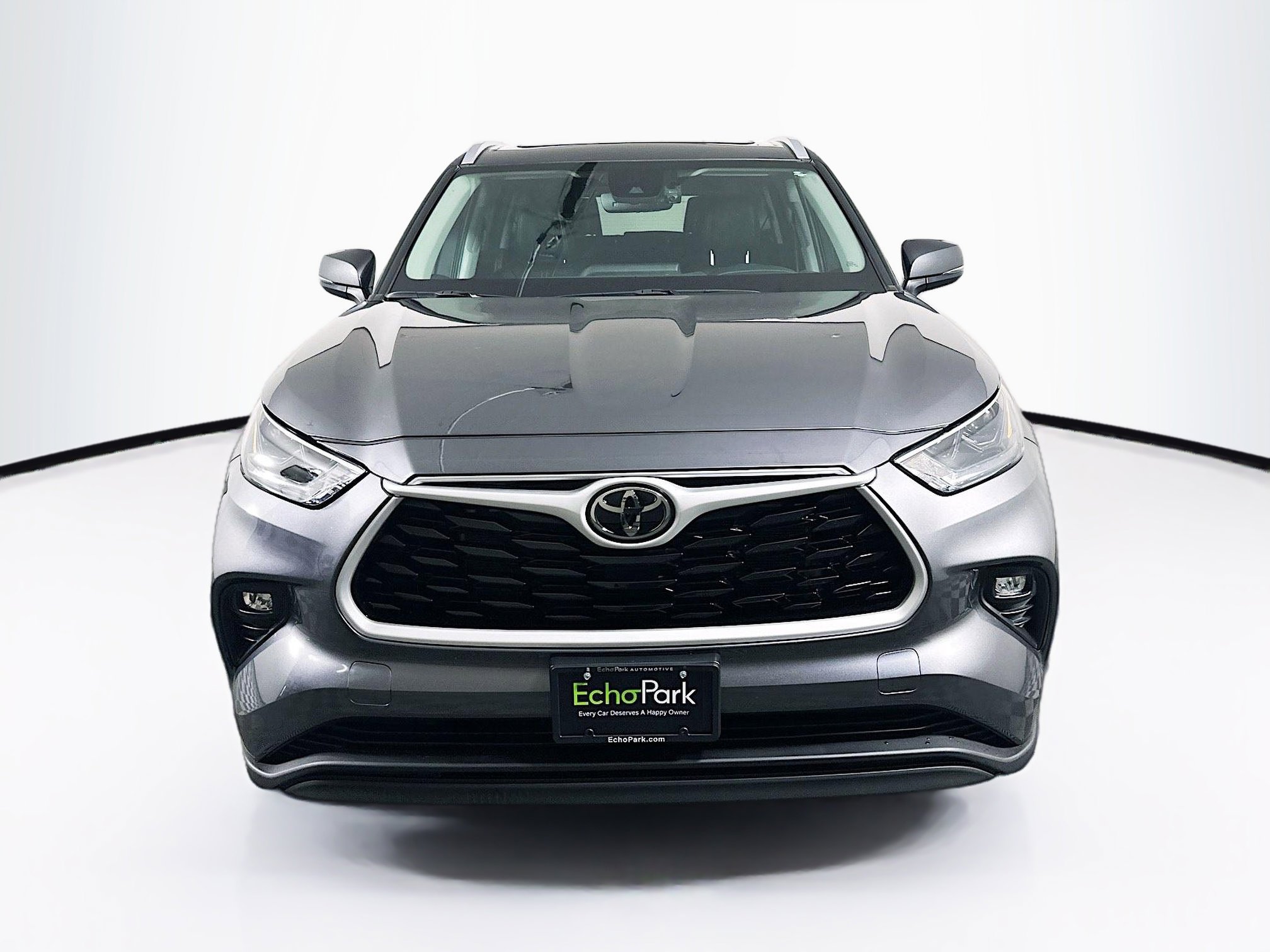 Used 2024 Toyota Highlander XLE image 2