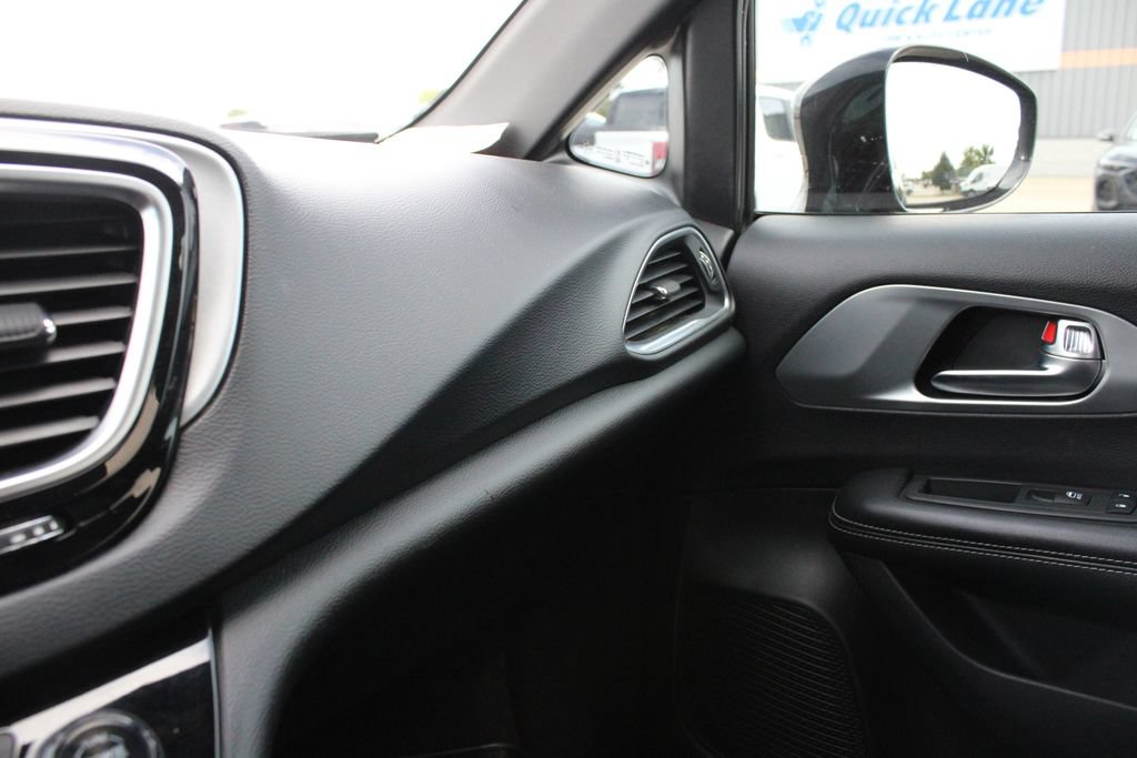 Used 2019 Chrysler Pacifica Touring-L Plus w/ S Appearance Package FWD image 17