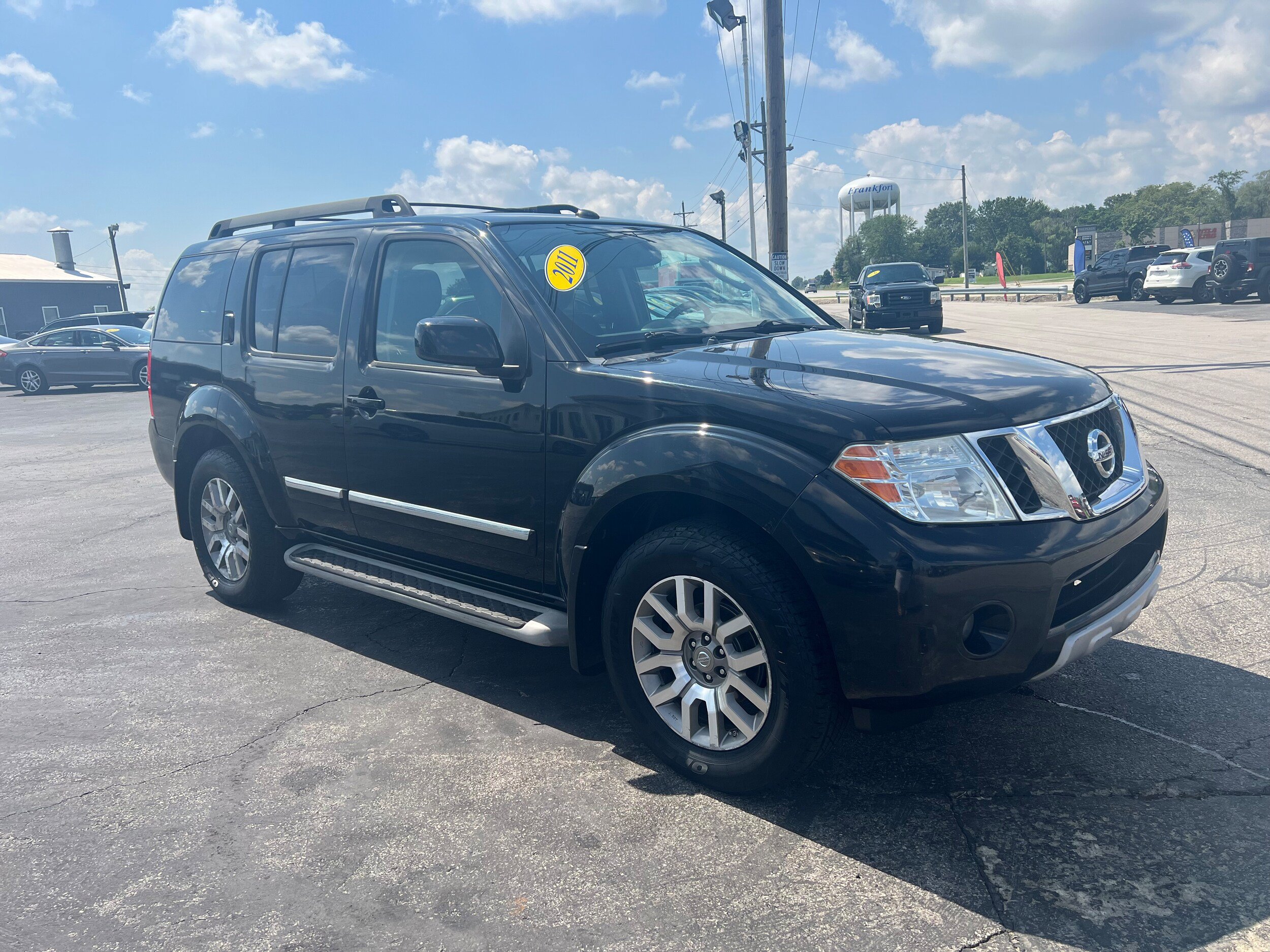 Used 2011 Nissan Pathfinder LE w/ Navigation Pkg AWD/4WD image 3