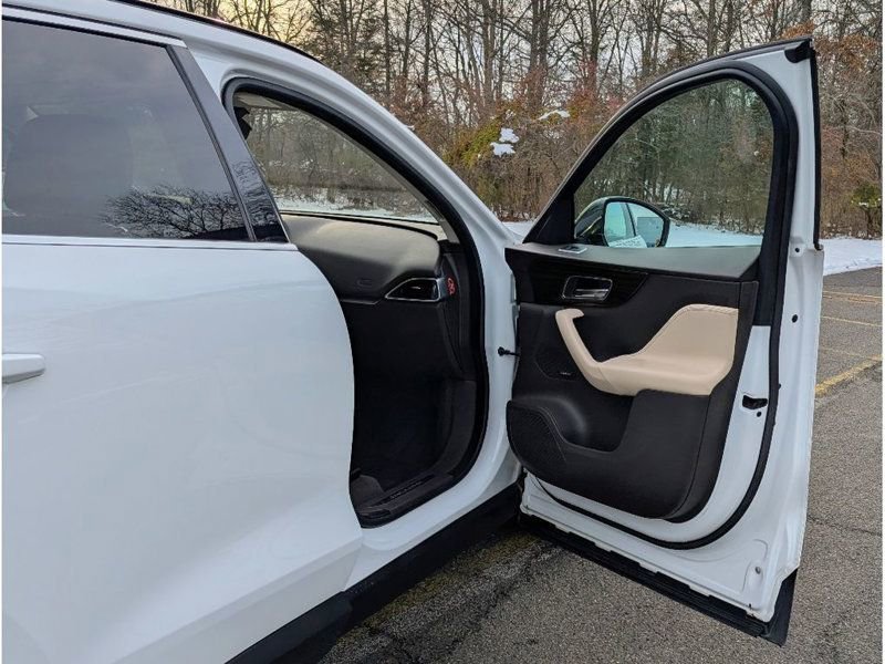 Used 2018 Jaguar F-PACE Prestige image 11