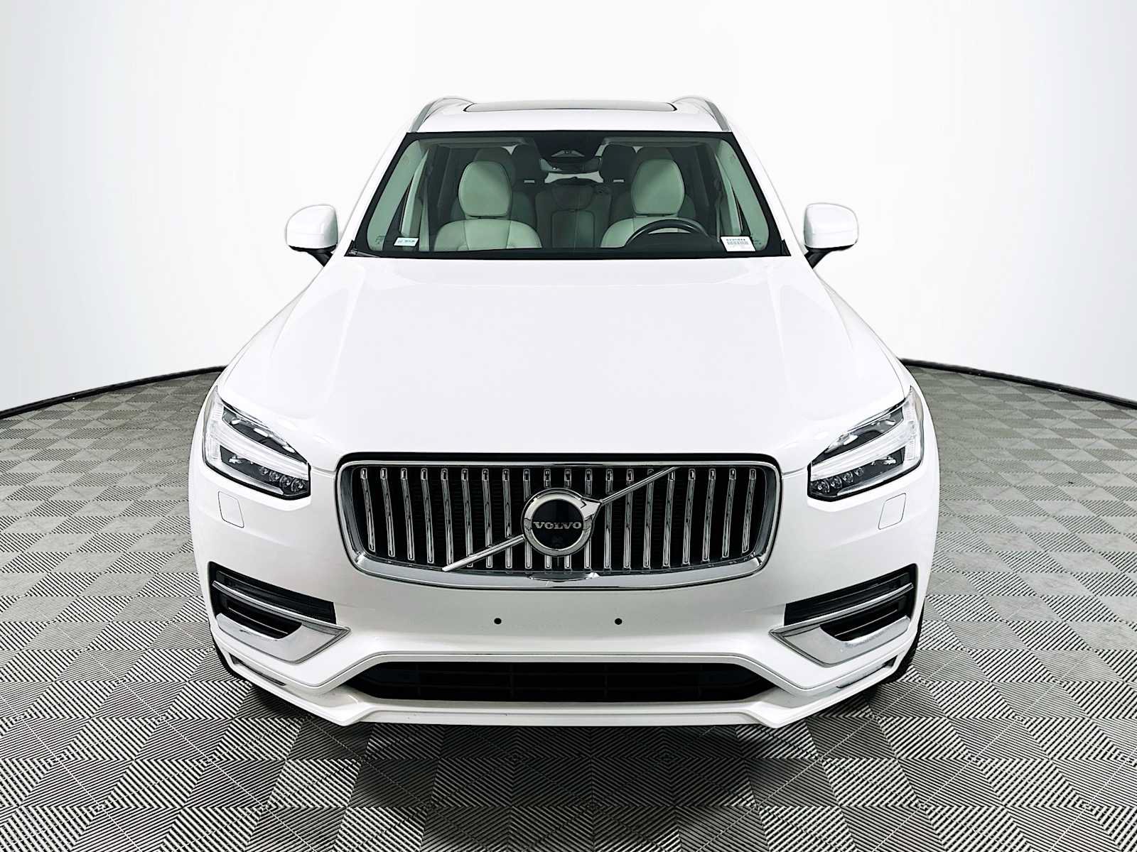 Used 2023 Volvo XC90 B5 Plus AWD/4WD image 2