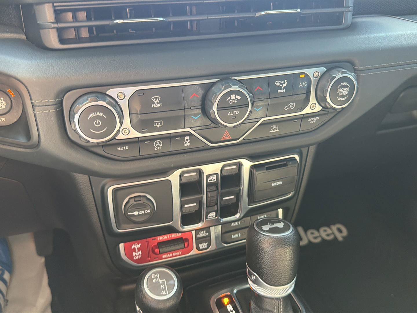 Used 2024 Jeep Wrangler Unlimited Rubicon AWD/4WD image 25