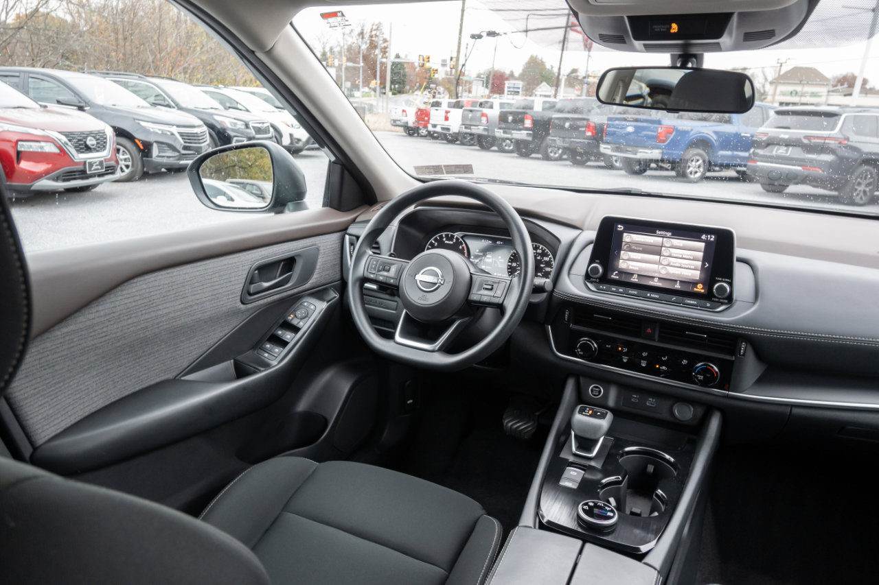 Used 2023 Nissan Rogue S image 21