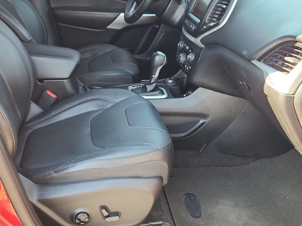 Used 2017 Jeep Cherokee Overland w/ Technology Group AWD/4WD image 12