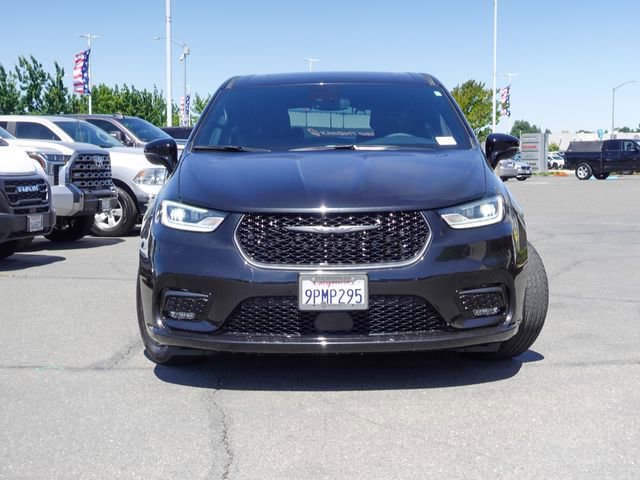 Used 2023 Chrysler Pacifica Limited w/ Uconnect Theater Family Group FWD image 2