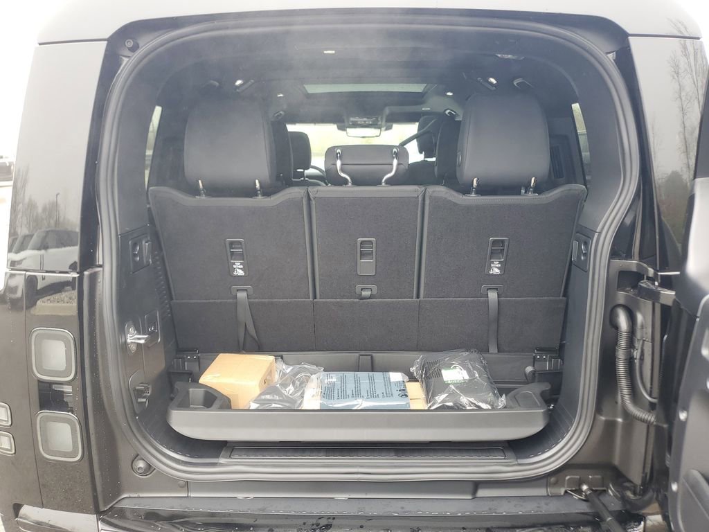 New 2026 Land Rover Defender 130 X-Dynamic SE image 32
