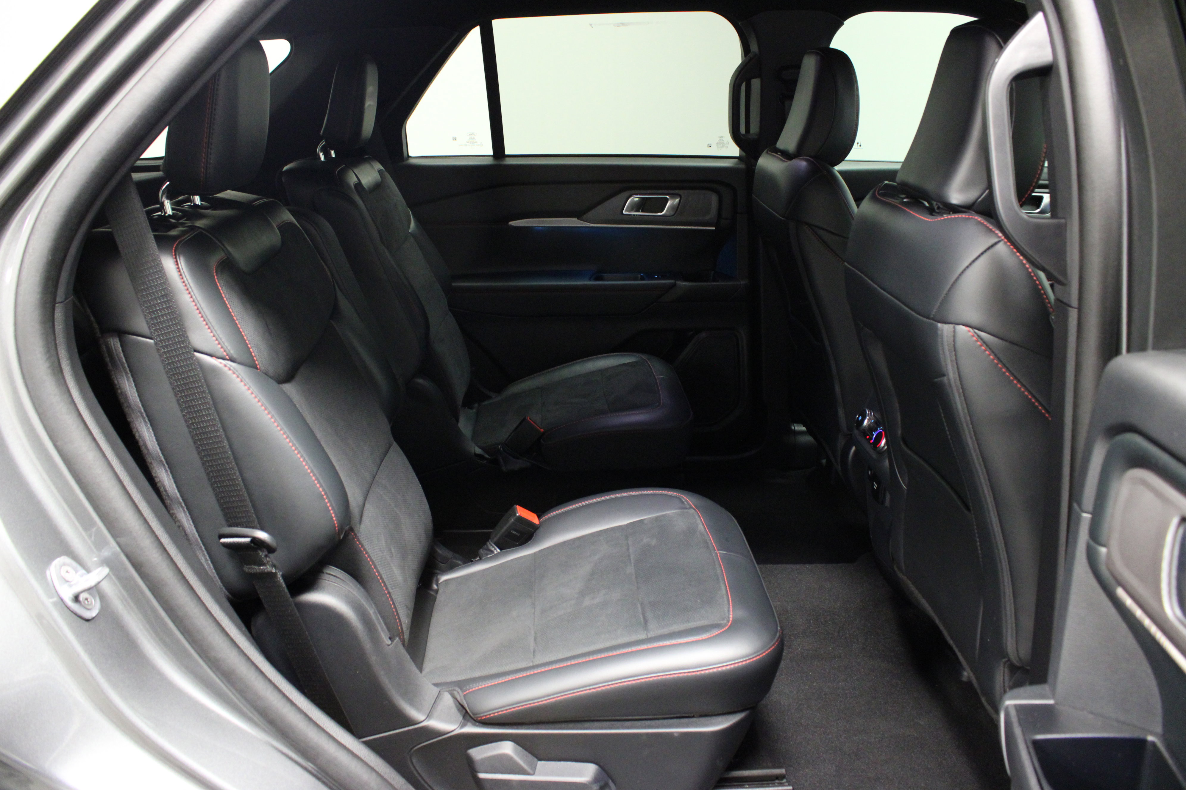 Used 2025 Ford Explorer ST image 18