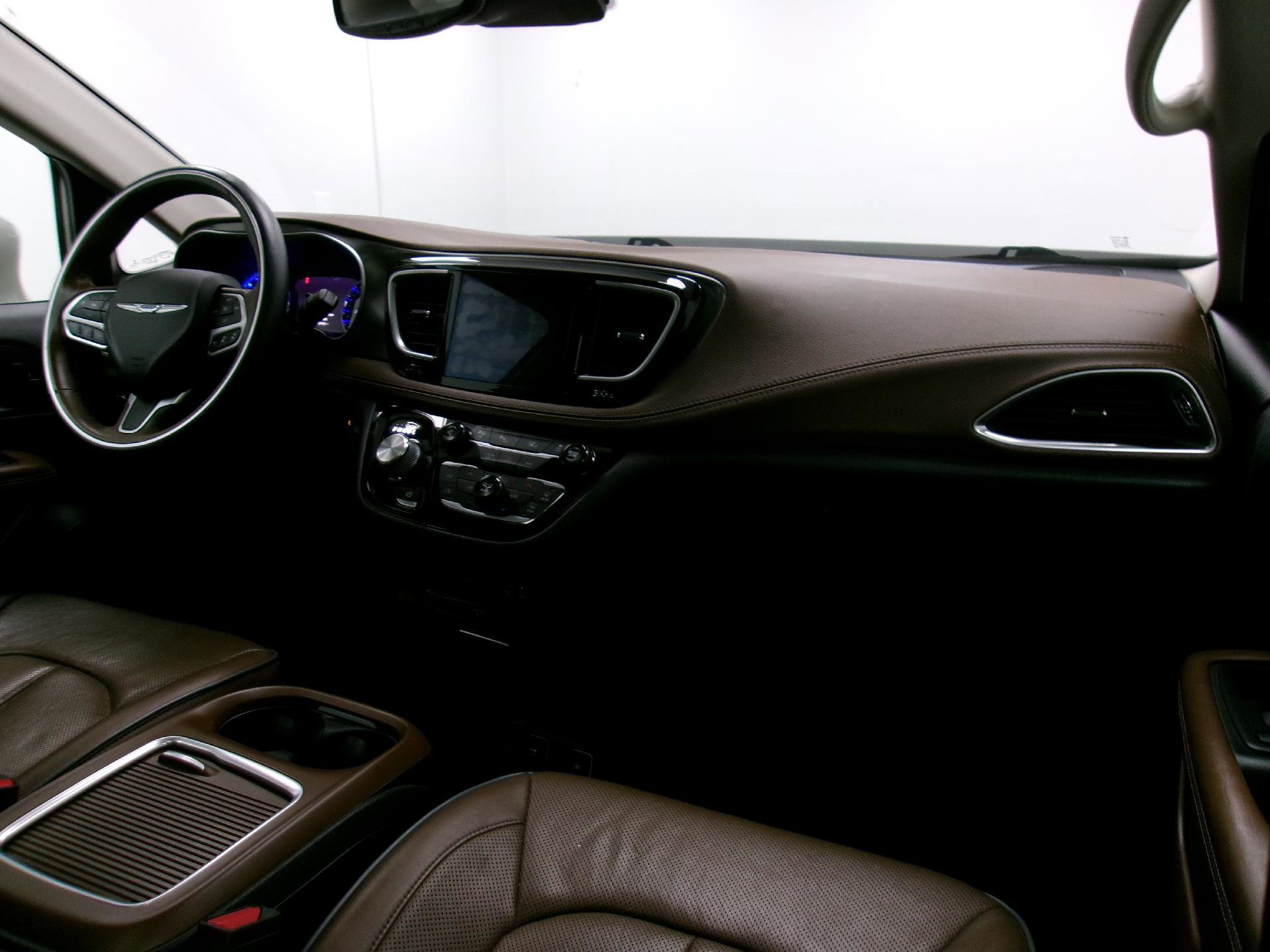 Used 2017 Chrysler Pacifica Limited image 3