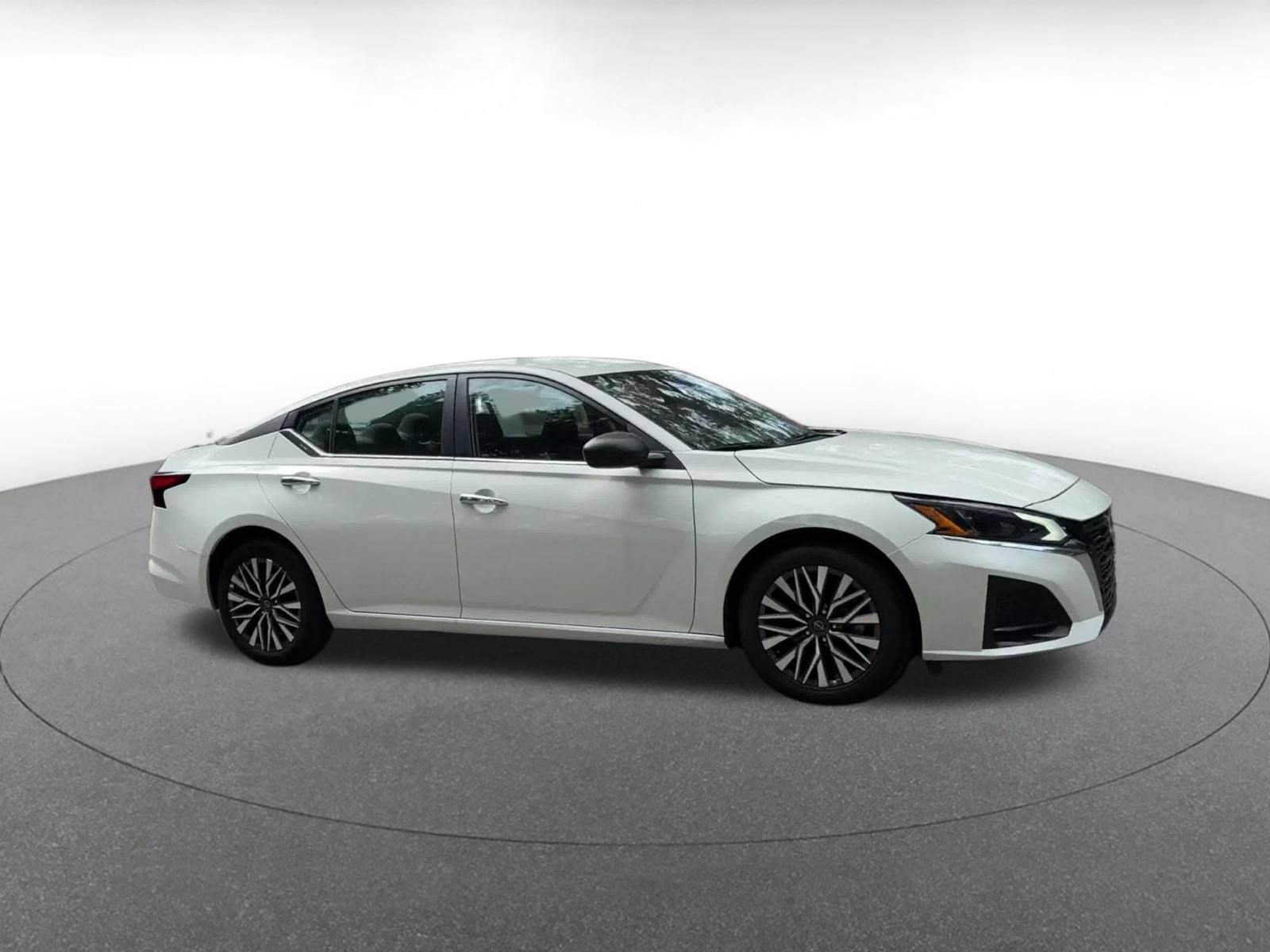 Used 2025 Nissan Altima 2.5 SV FWD image 2