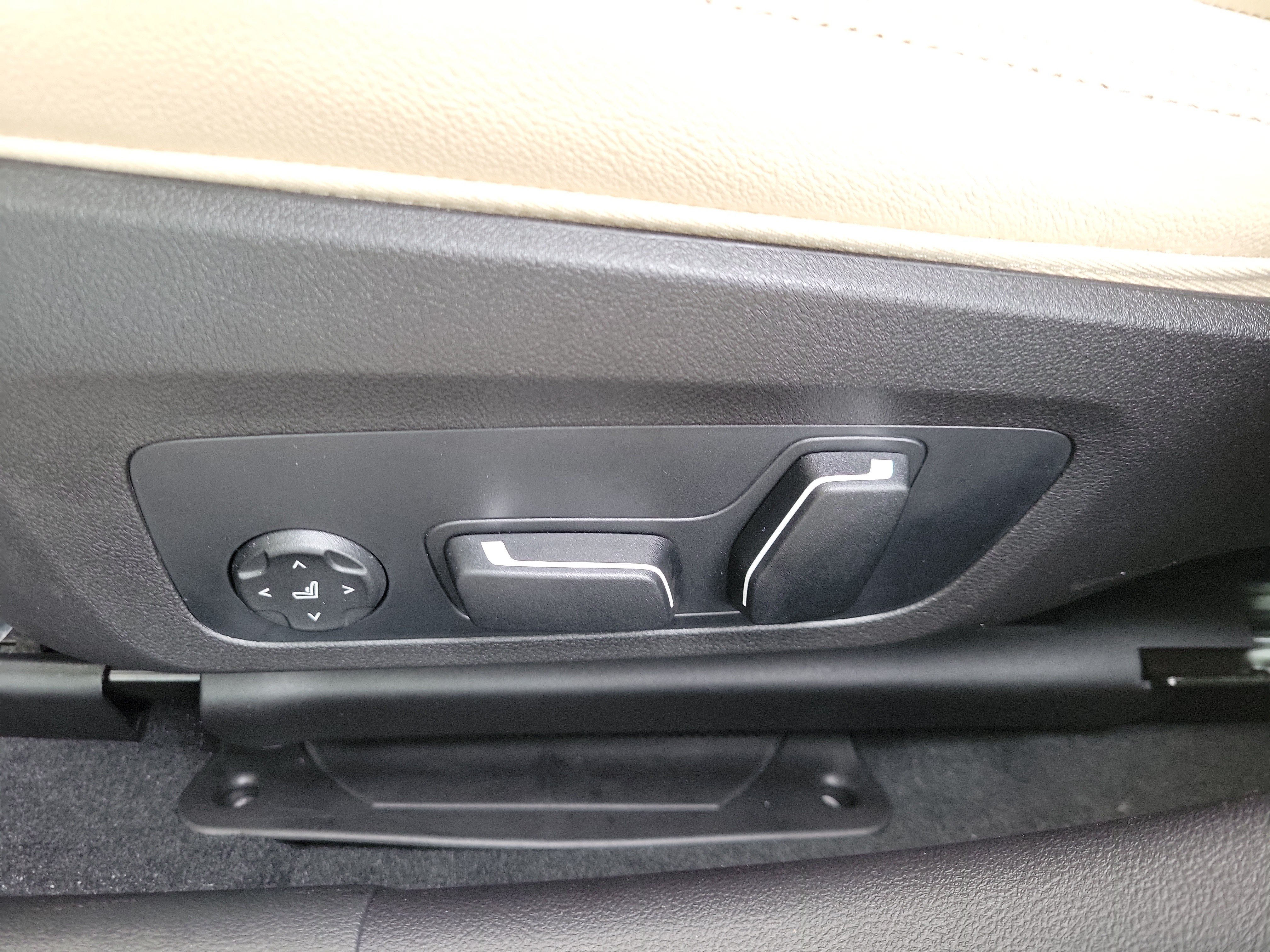 New 2026 BMW 330i Sedan w/ Convenience Package RWD image 13