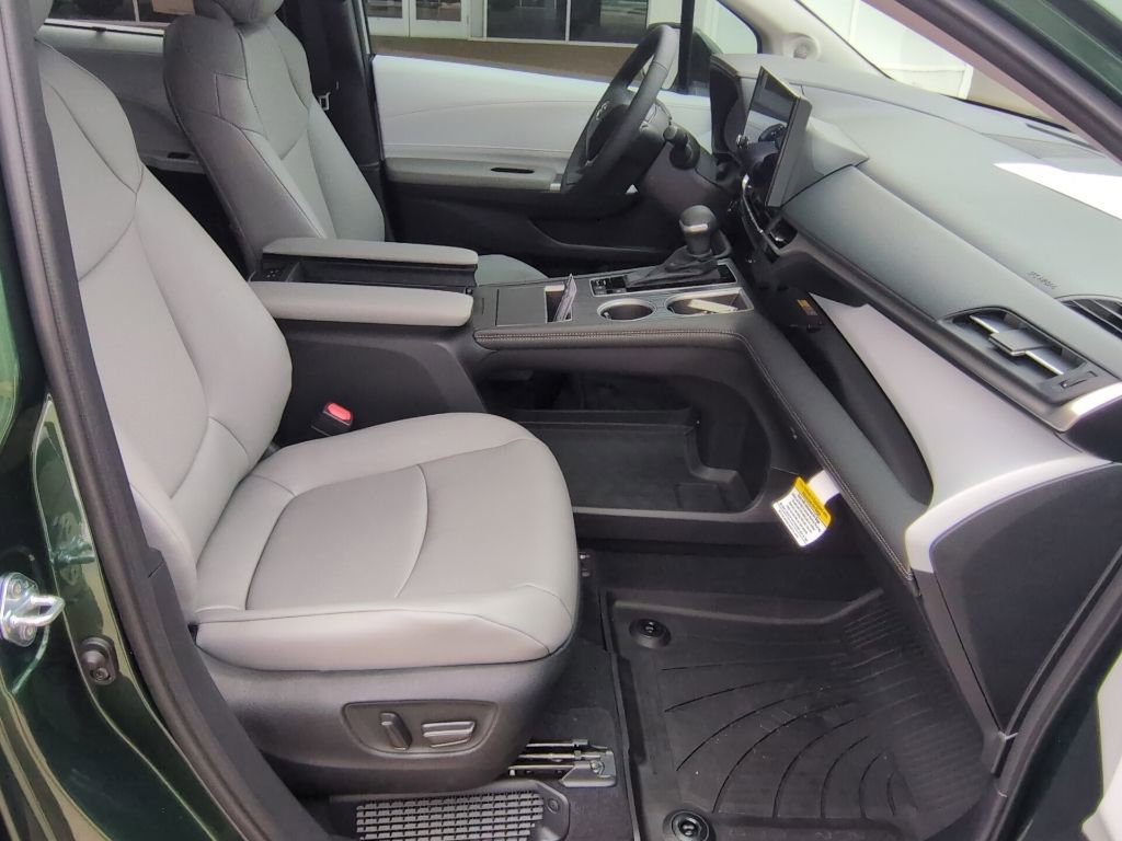 Used 2026 Toyota Sienna XLE image 15