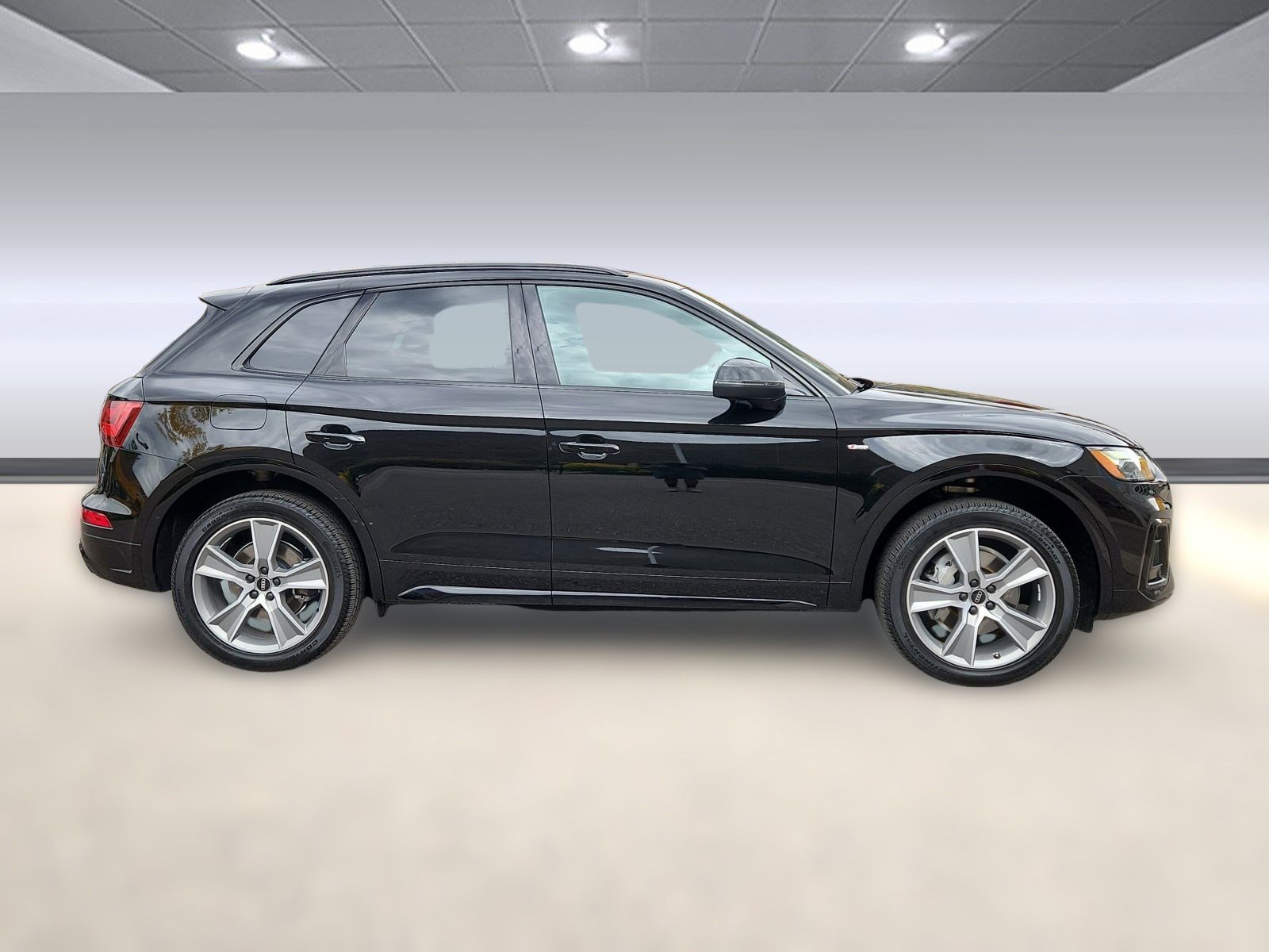 Used 2025 Audi Q5 2.0T Premium w/ Convenience Plus Package image 2