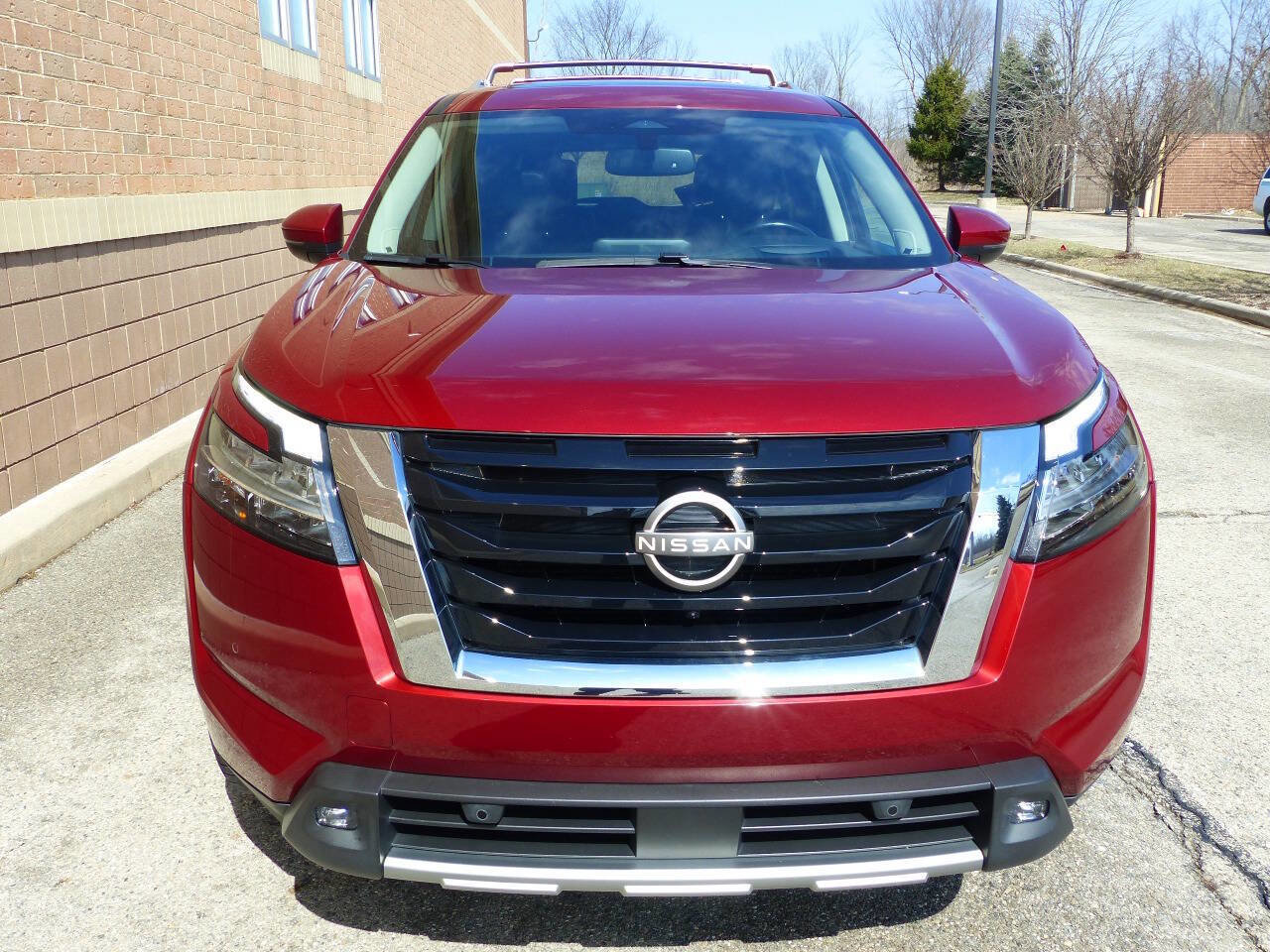 Used 2022 Nissan Pathfinder Platinum w/ Cargo Package FWD image 5