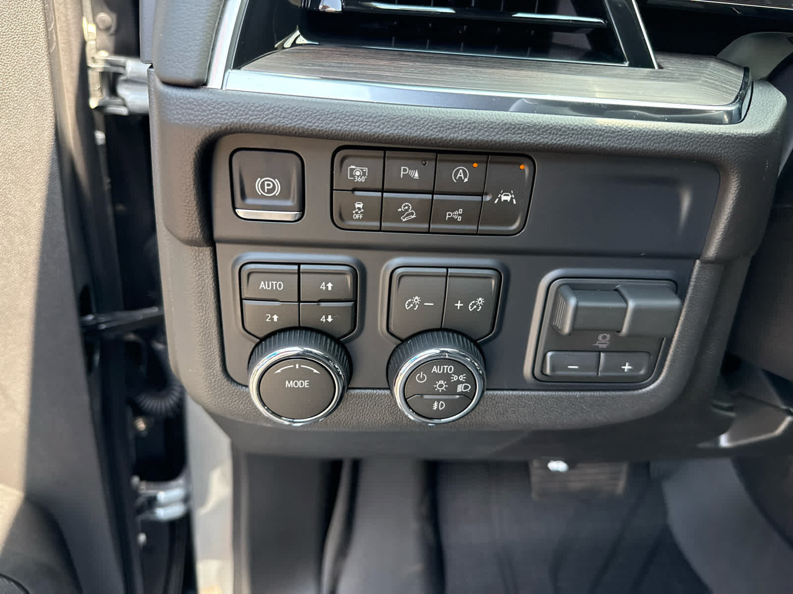 New 2026 Chevrolet Suburban Z71 w/ Comfort Package AWD/4WD image 6