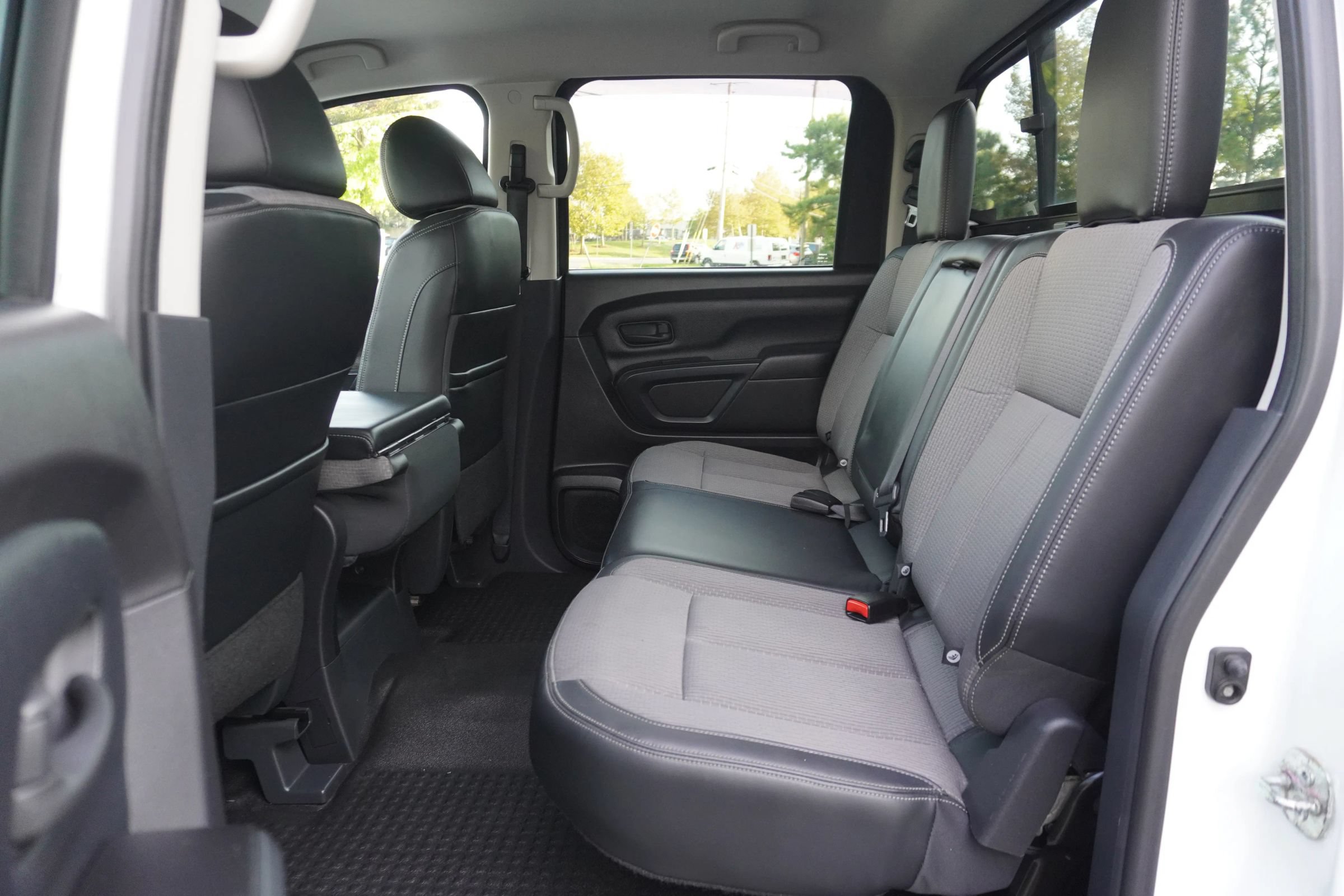 Used 2017 Nissan Titan S AWD/4WD image 10