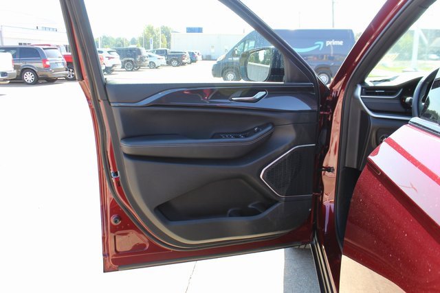 Used 2022 Jeep Grand Cherokee L Laredo image 8