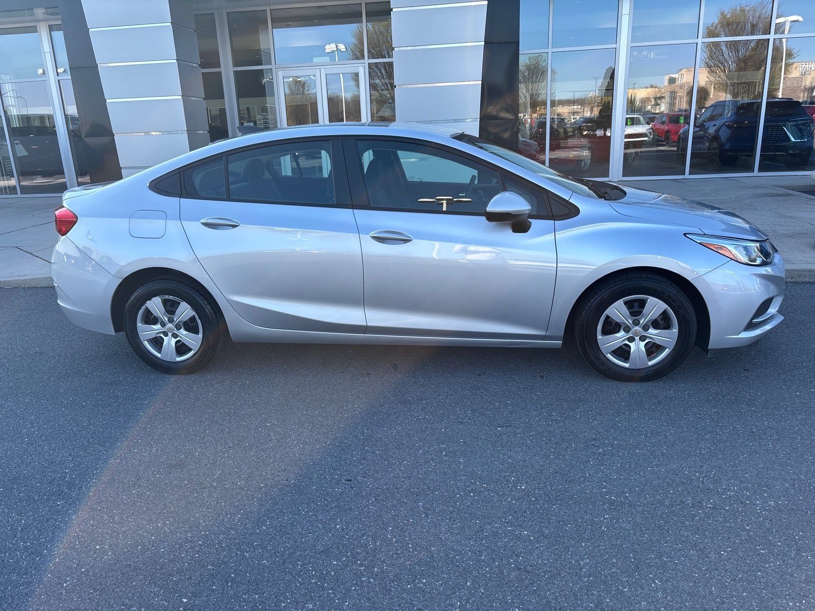 Used 2018 Chevrolet Cruze LS image 3