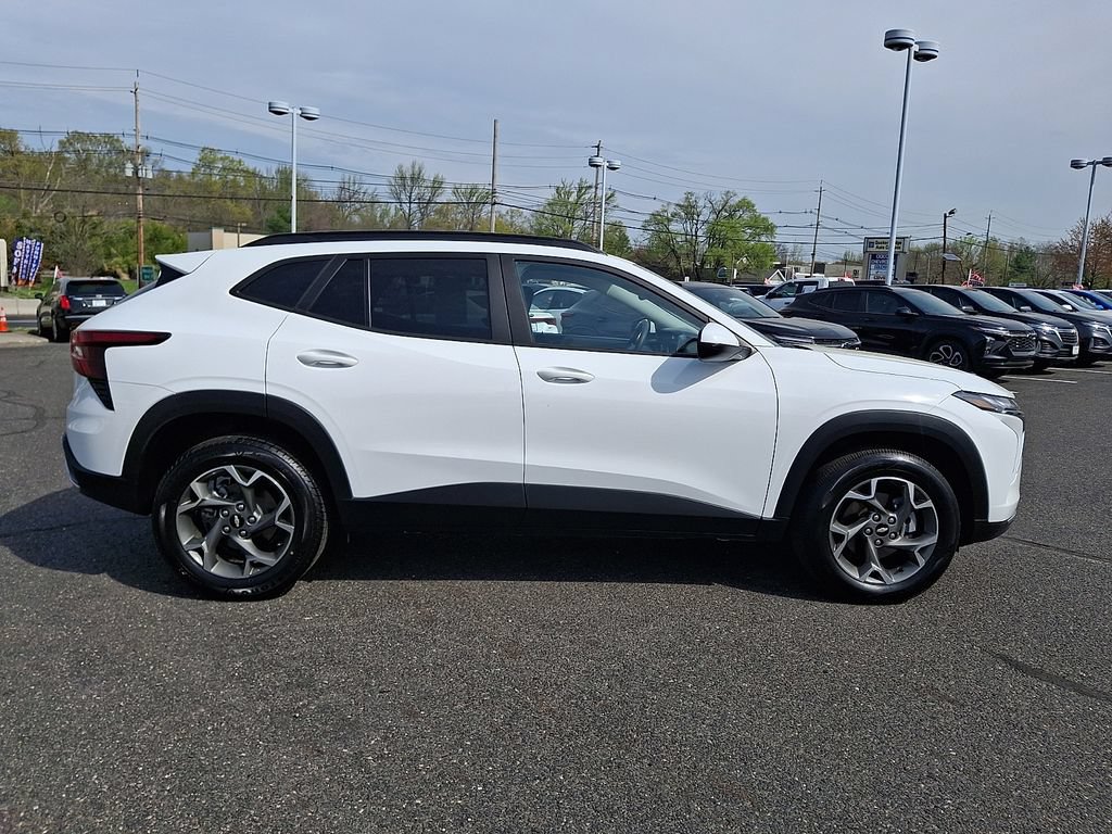 Used 2025 Chevrolet Trax LT FWD image 10
