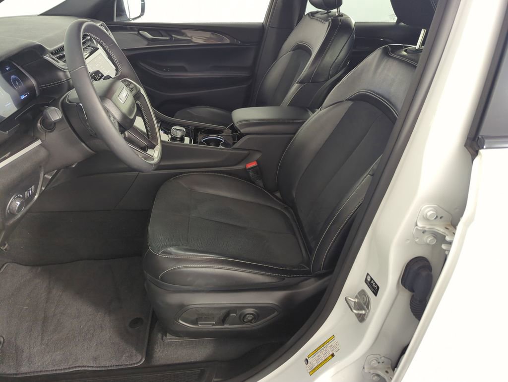 Used 2023 Jeep Grand Cherokee Altitude image 12