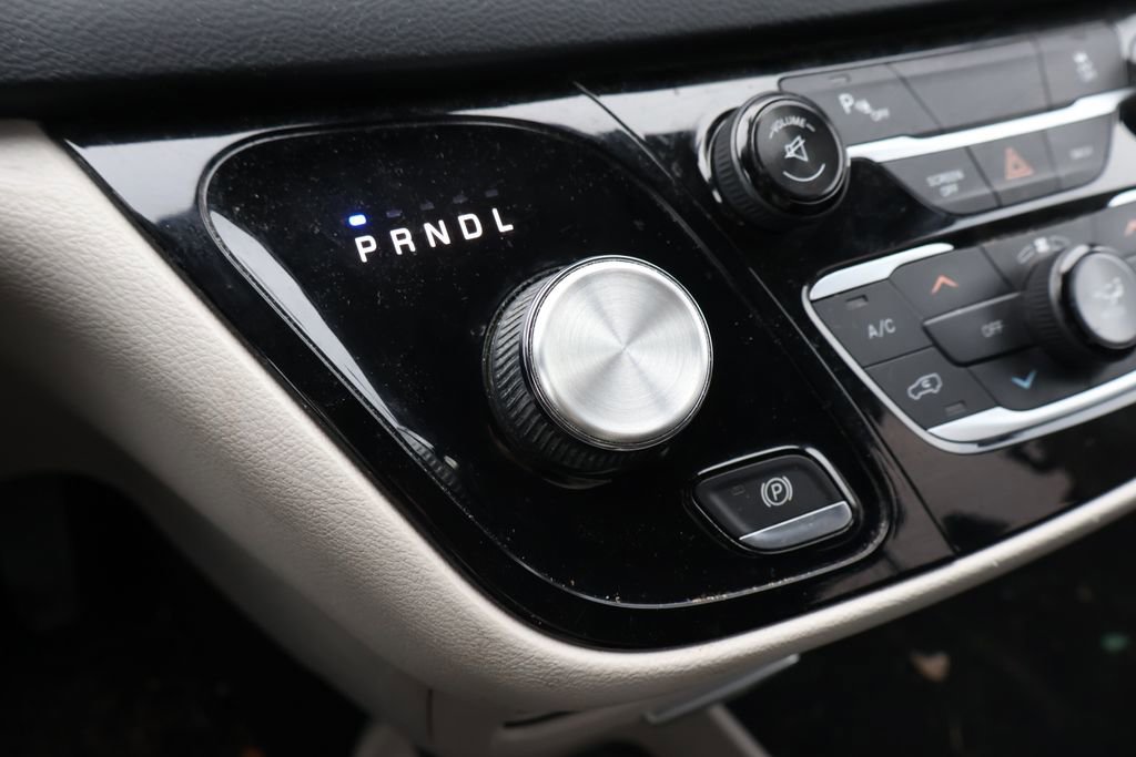 Used 2017 Chrysler Pacifica Touring-L Plus w/ Tire & Wheel Group image 24