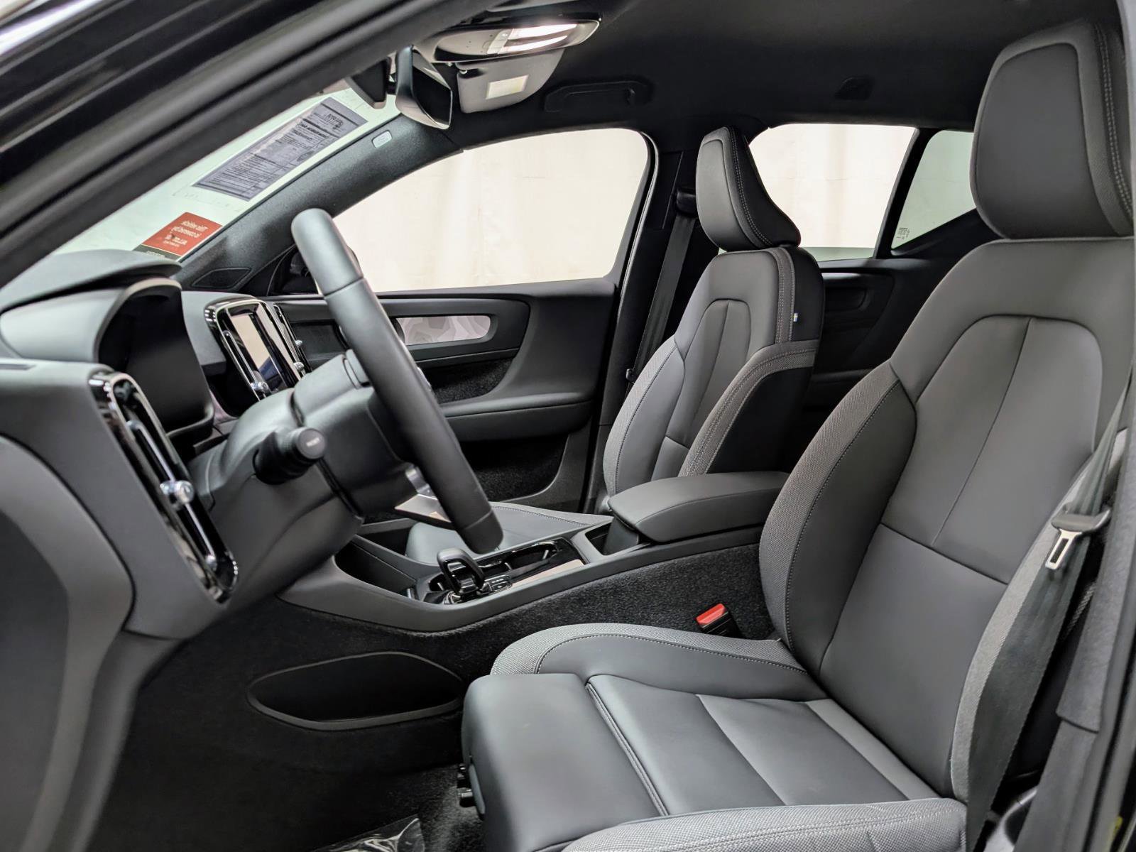 Used 2023 Volvo XC40 Recharge Core image 15