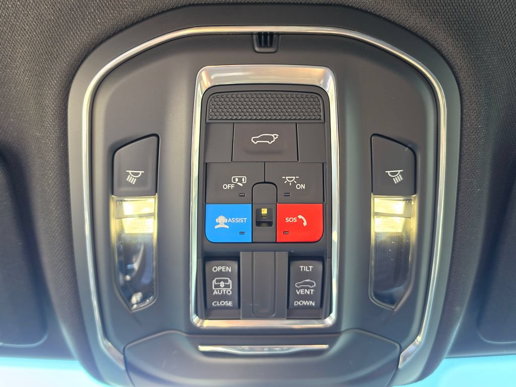 Used 2025 Jeep Grand Cherokee Altitude AWD/4WD image 26