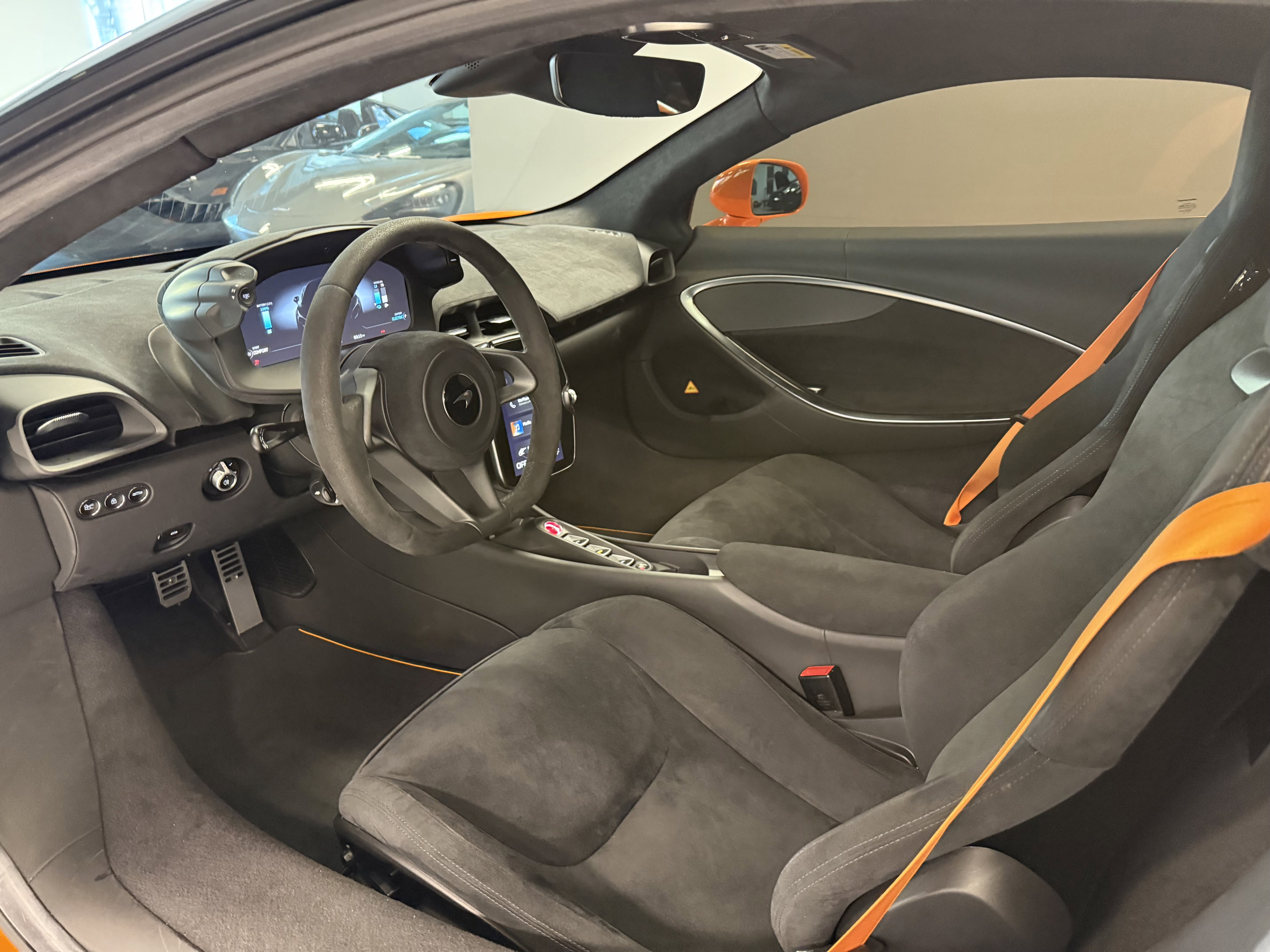 Used 2023 McLaren Artura image 12