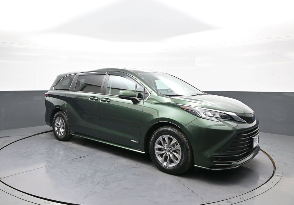 Certified 2021 Toyota Sienna LE image 4