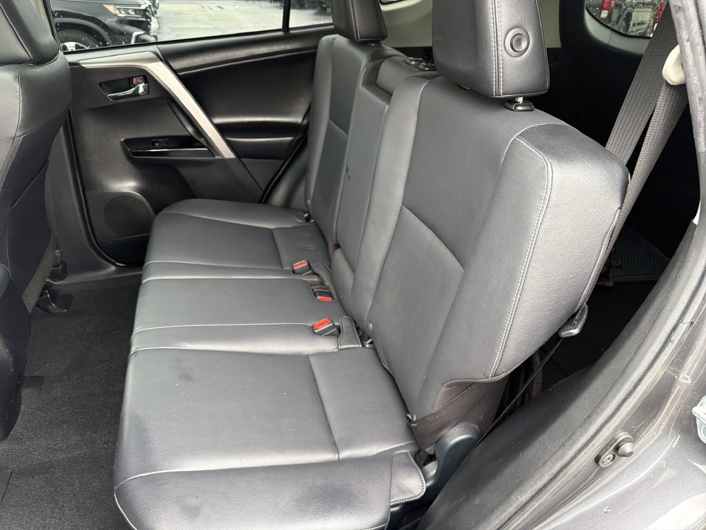 Used 2018 Toyota RAV4 Limited FWD image 18