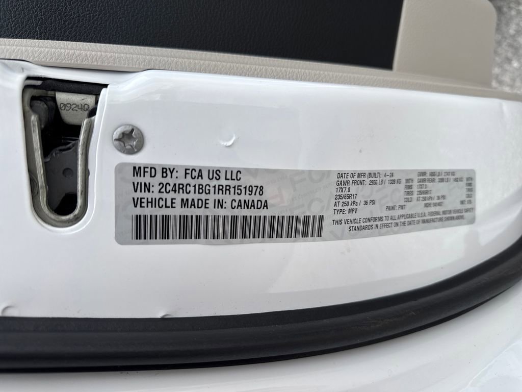 Used 2024 Chrysler Pacifica Touring-L FWD image 29