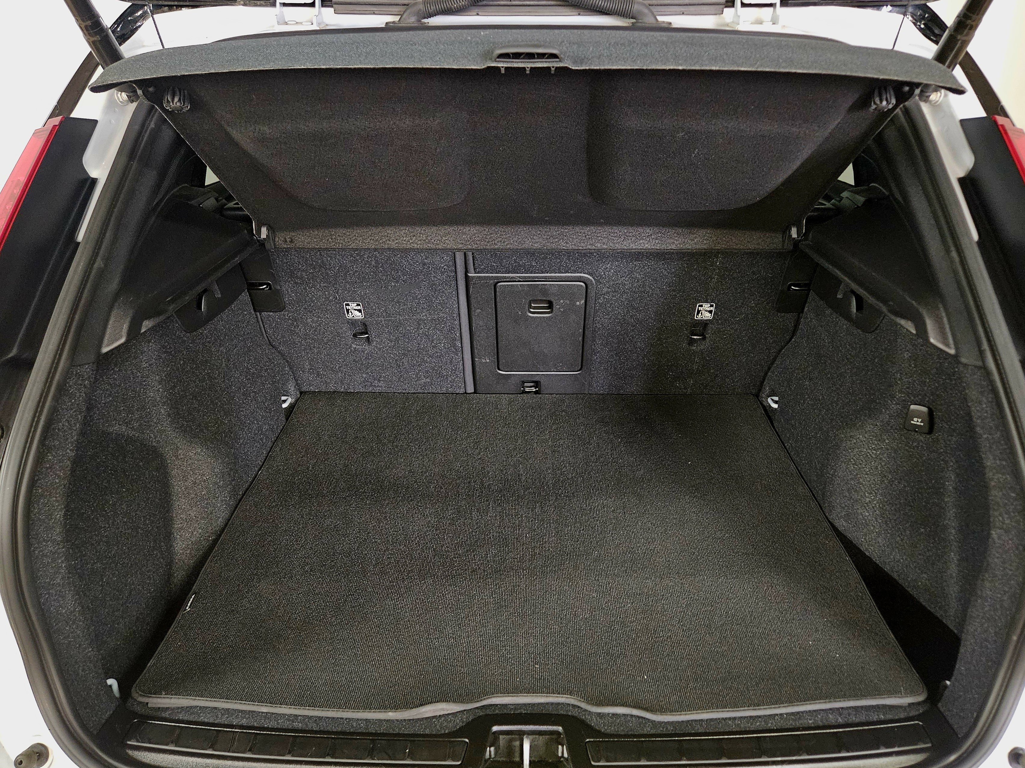 Used 2021 Volvo XC40 P8 Recharge image 17