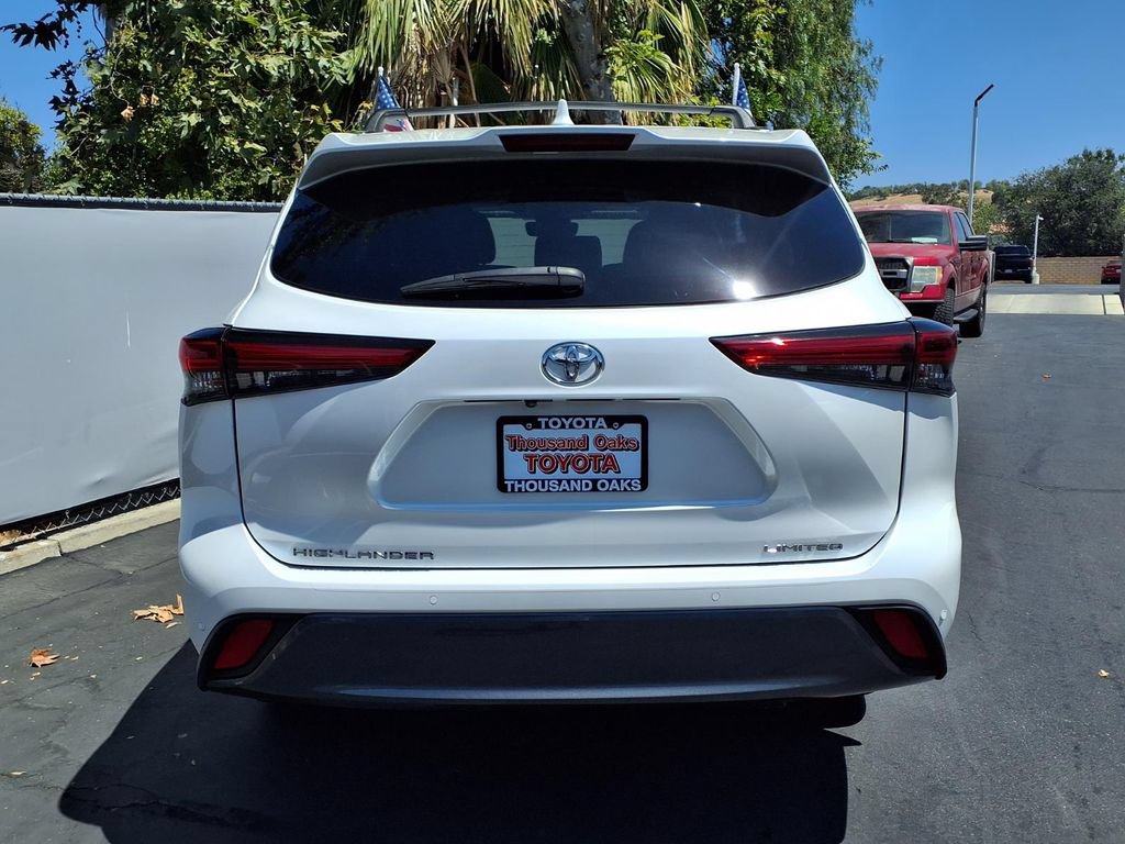 Used 2023 Toyota Highlander Limited FWD image 6