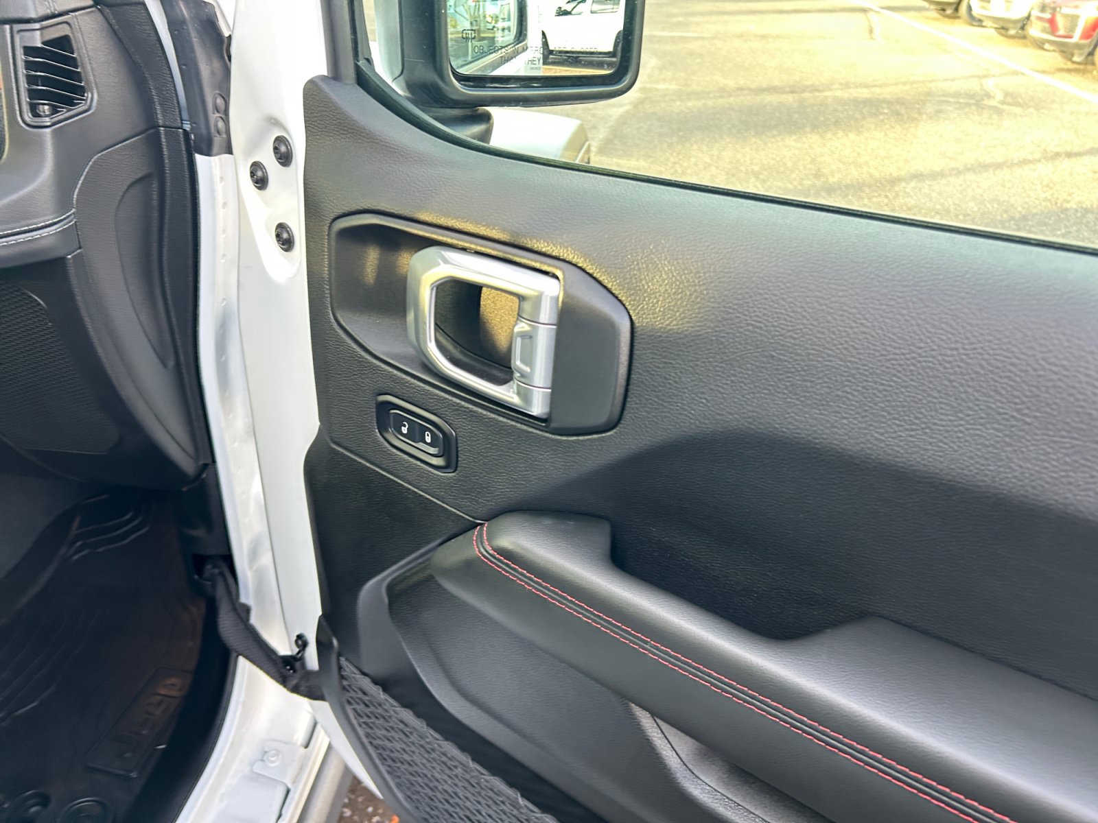 Used 2025 Jeep Gladiator Rubicon w/ Convenience Group AWD/4WD image 16
