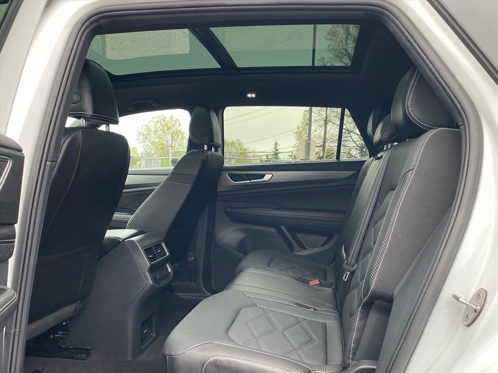 Certified 2024 Volkswagen Atlas Cross Sport SE w/ Panoramic Sunroof Package FWD image 19
