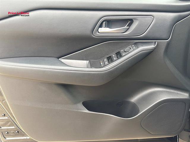 Certified 2025 Nissan Rogue SV FWD image 17