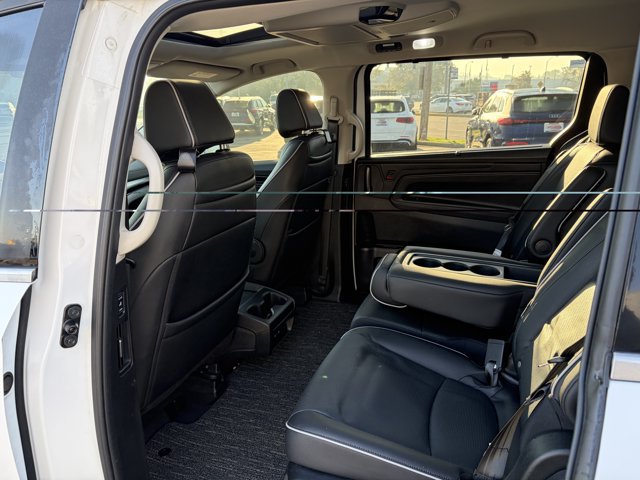 Used 2025 Honda Odyssey Elite image 4
