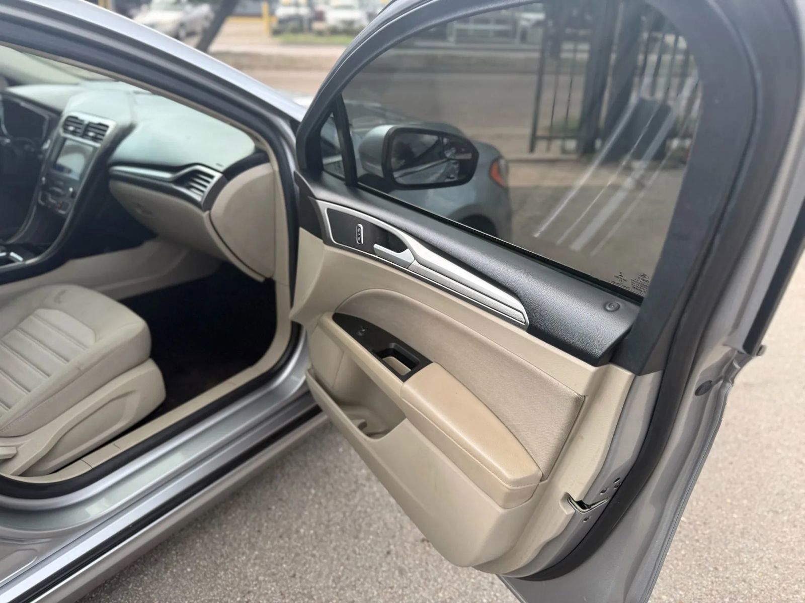 Used 2020 Ford Fusion SE image 12