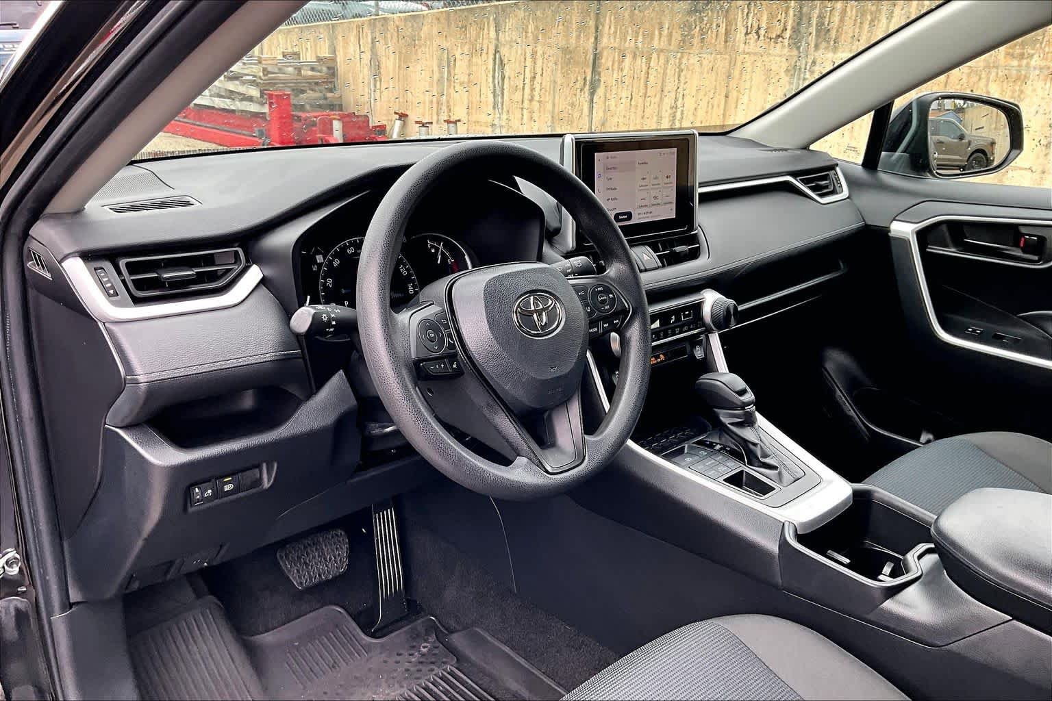 Used 2023 Toyota RAV4 LE AWD/4WD image 17