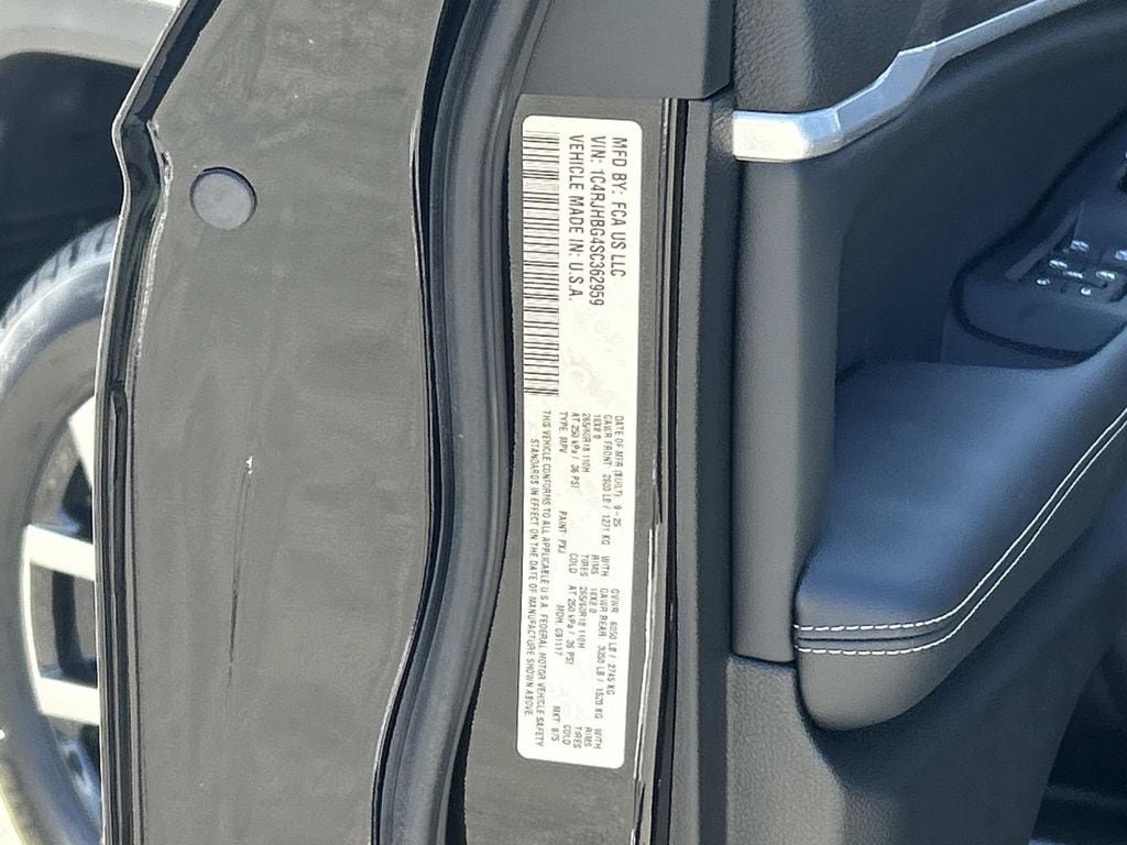 Certified 2025 Jeep Grand Cherokee Limited AWD/4WD image 11