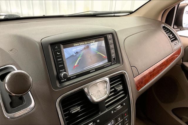 Used 2014 Chrysler Town & Country Touring-L w/ Trailer Tow Group FWD image 27
