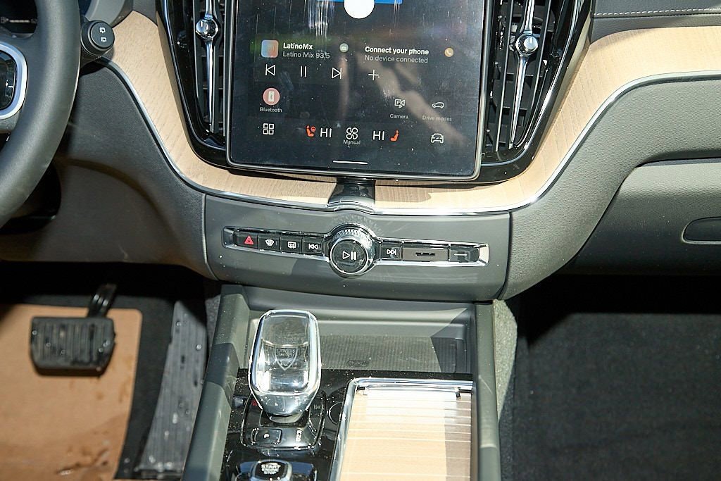New 2026 Volvo XC60 B5 Ultra w/ Climate Package image 27
