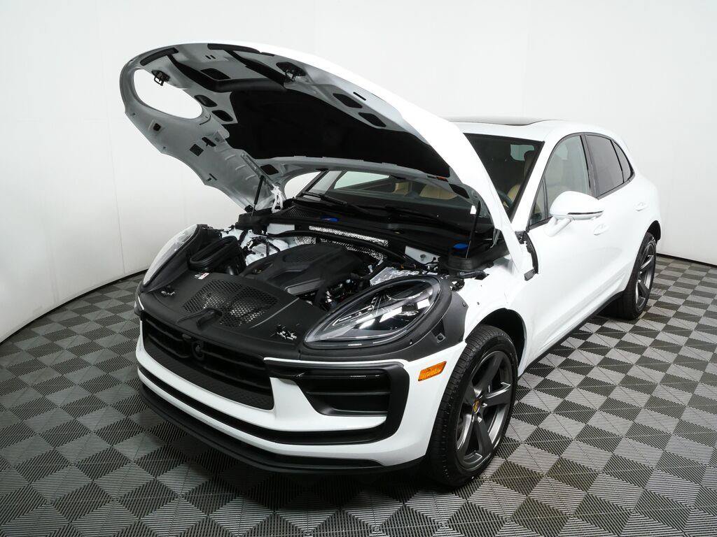 Certified 2026 Porsche Macan AWD/4WD image 34