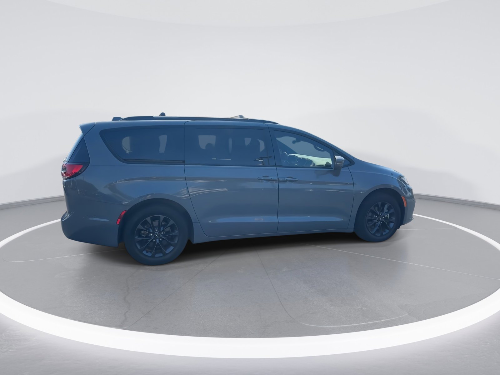 Used 2021 Chrysler Pacifica Touring-L w/ Uconnect Theater Family Group image 10