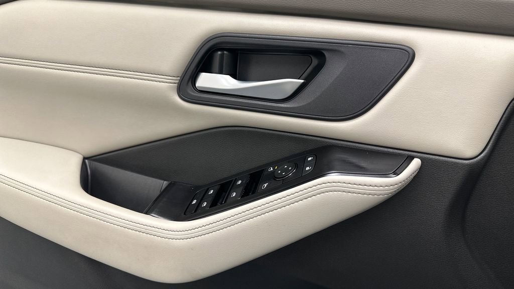 Used 2023 Nissan Rogue SV w/ SV Premium B Package image 19