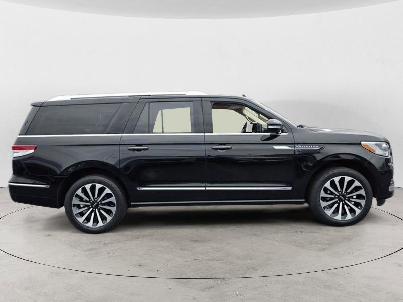 Used 2024 Lincoln Navigator L Reserve AWD/4WD image 2